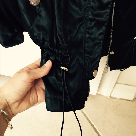 Sold guess silk style jacket - Picture 2 of 4