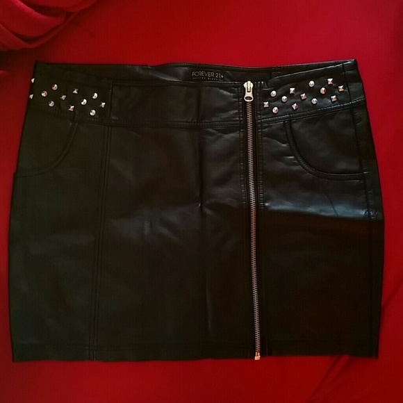 ✔Faux leather mini skirt w/ stud and zipper detail