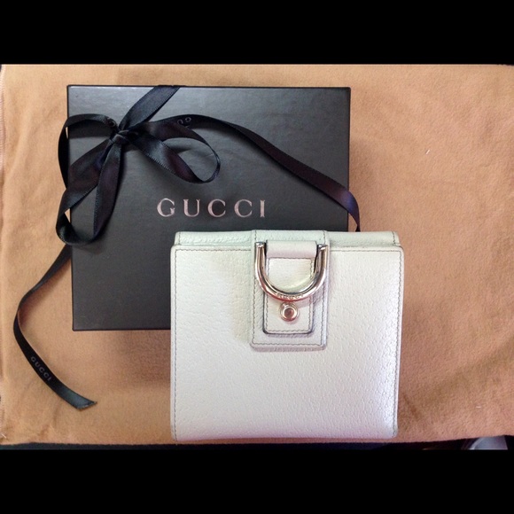 Gucci Beige textured leather  wallet with D ring. - Picture 1 of 4