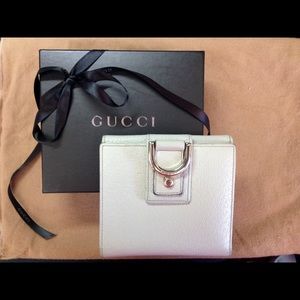 Gucci Beige textured leather wallet with D ring. Gucci Beige textured leather wallet with D ring.