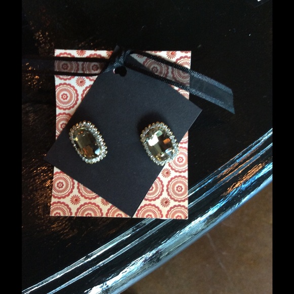 Taupe diamond studs