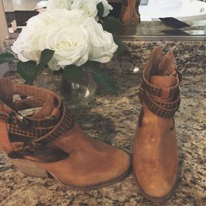 Jeffrey Campbell Brown / Beige Booties