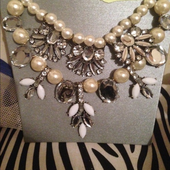 Jewelry - Gorgeous statement bling necklace stunning