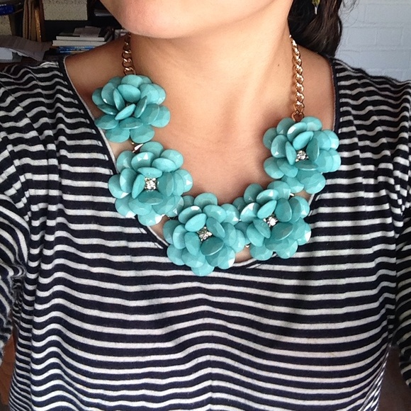 Flower statement necklace - Picture 2 of 3