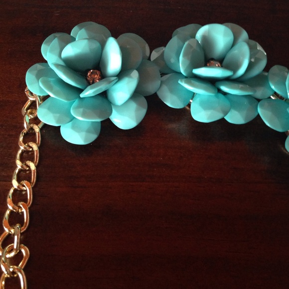 Flower statement necklace - Picture 3 of 3