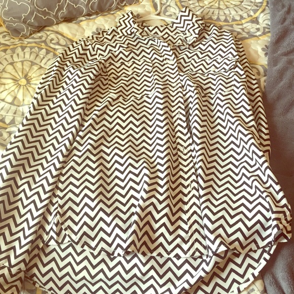 Black and white chevron button down American eagle