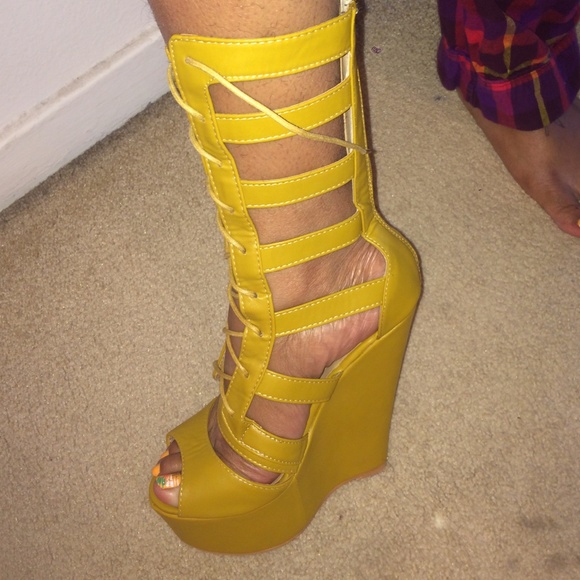 🌴🌺Chase and Chloe platform wedge🌴🎀 - Picture 3 of 4