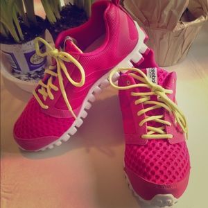 PINK REEBOK REALFLEX SNEAKERS. SIZE 8. New