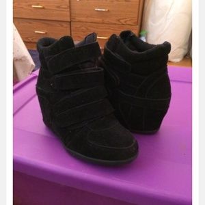 Wedge Sneaker Shoe !