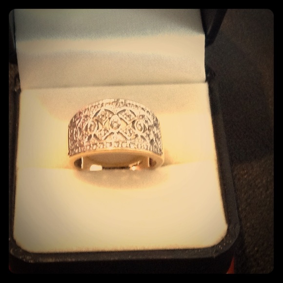 Vintage Jewelry - 14k white yellow solid gold diamond accents ring