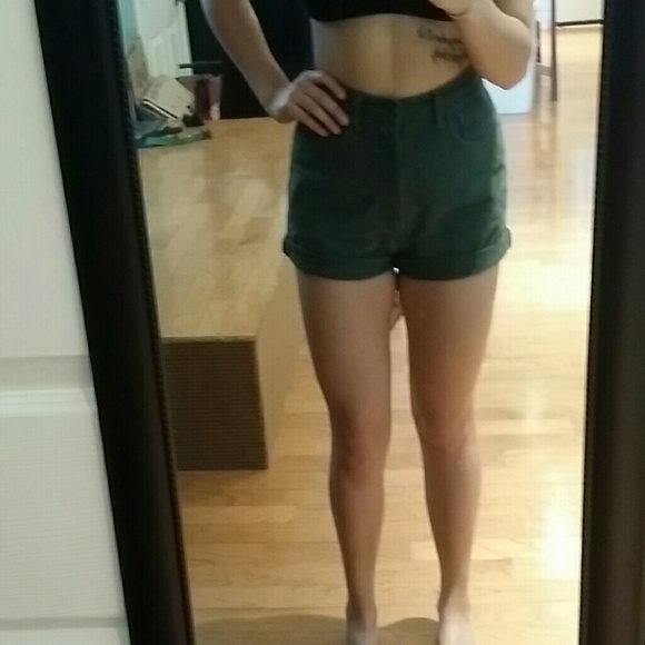 *FINAL MARKDOWN* Army Green Vintage Guess Shorts - Picture 2 of 4