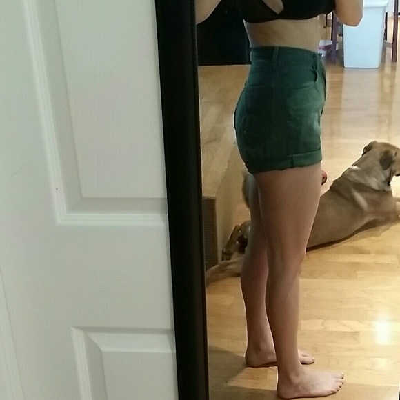 *FINAL MARKDOWN* Army Green Vintage Guess Shorts - Picture 3 of 4