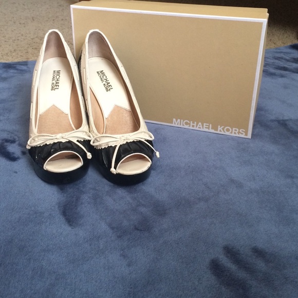 Michal Kors black and white heel