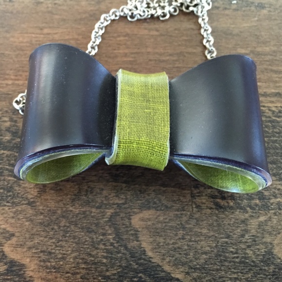 Adorable bow necklace. Adjustable length chain. - Picture 2 of 2