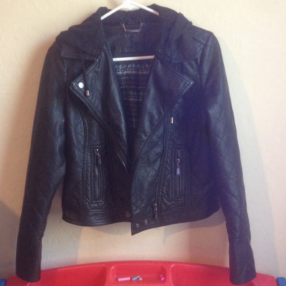 ⛄️ Black leather jacket w hood