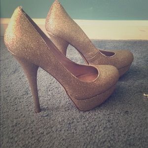 Steve Madden gold glitter pumps