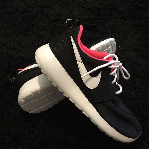 BRAND NEW nike roshe