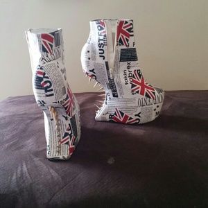 Heeless British Newspaper Wedges