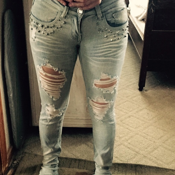 Basically new  Bling & destroyed jeans