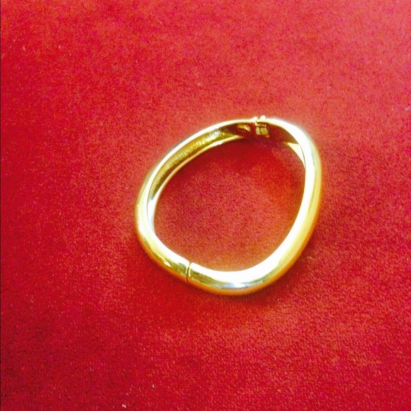 💕☀️⤵️✨️️Vintage Goldtone Curve Bangle Bracelb✨