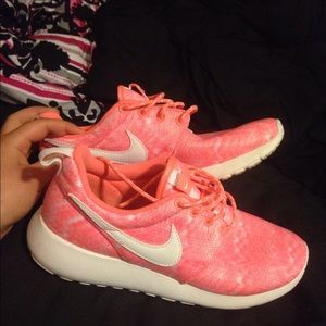 NIKE ROSHE RUNS SIZE 6w