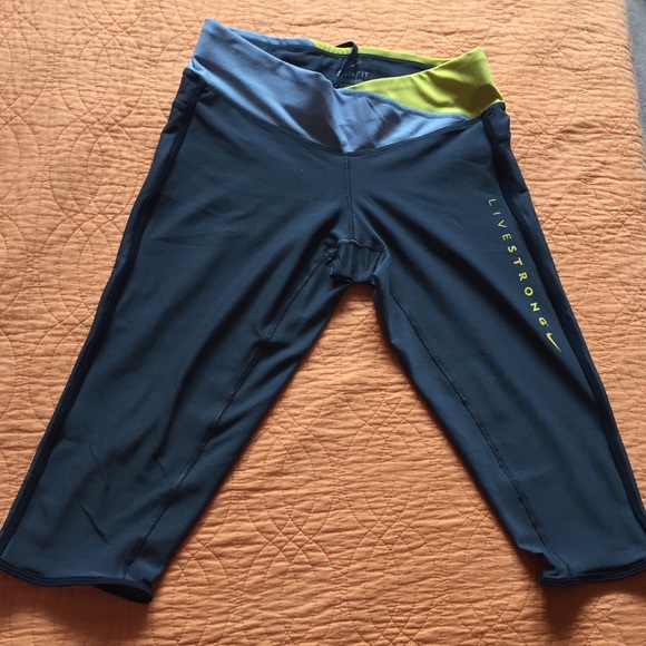 Nike Livestrong Capri leggings