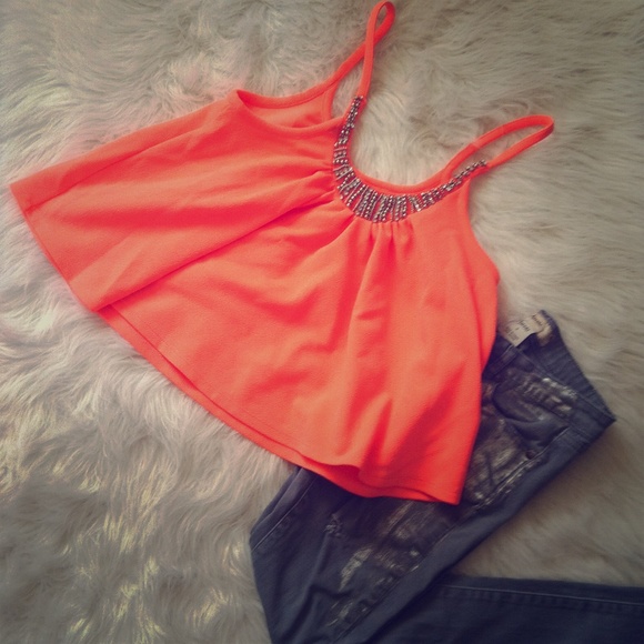 💕Pretty beaded peach tank💕