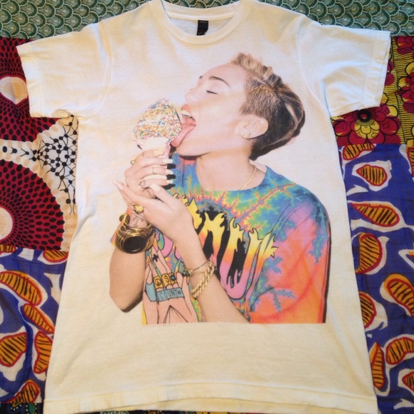 🚫SOLD🚫Miley Cyrus Bangerz Tour Shirt