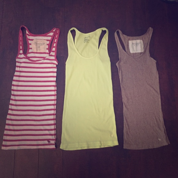 BUNDLE ✨✨✨👑 3  Tanktops