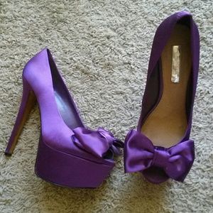 Satin pumps