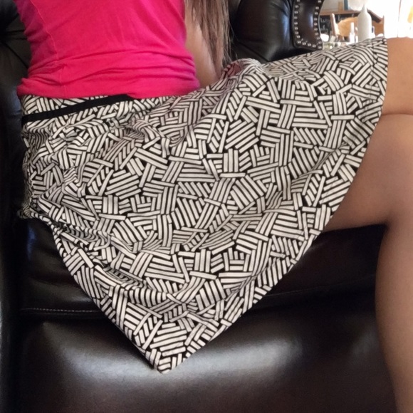 • Geometric Skirt • - Picture 3 of 4