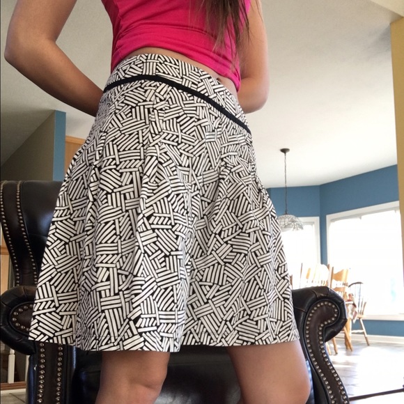 • Geometric Skirt • - Picture 4 of 4