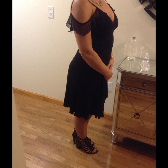 Bebe flare dress with off shoulder chiffon sleeves - Picture 4 of 4