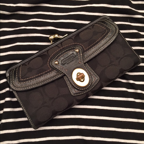 ❤️SOLD Mercari❤️ᑕOᗩᑕᕼ ᔕIGᑎᗩTᑌᖇE KIᔕᔕᒪOᑕK ᗯᗩᒪᒪET