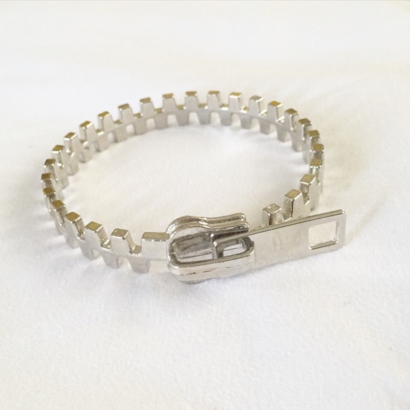 • silver zipper bangle •
