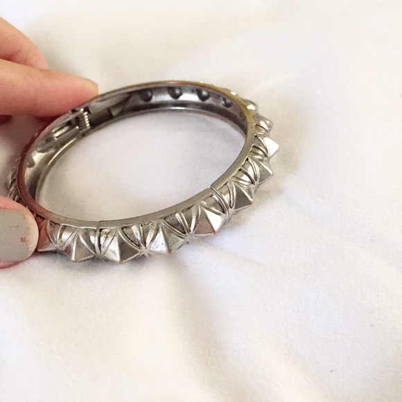 • silver textured bangle •