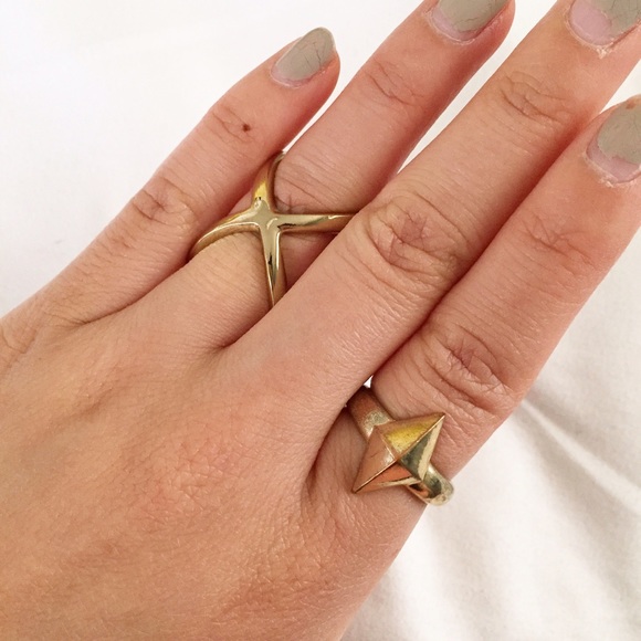 • 2 gold ring set •