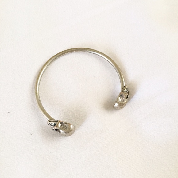 • silver skull bangle •