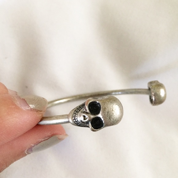 • silver skull bangle • - Picture 2 of 2