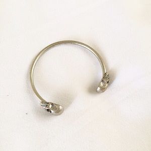 • silver skull bangle •