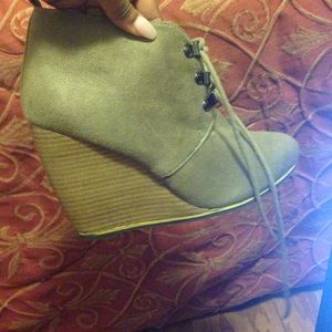 wedge badge shoes