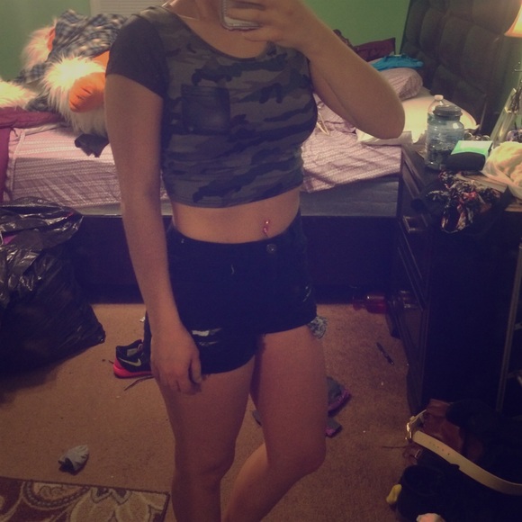 Camouflage short sleeve crop top.. NWT