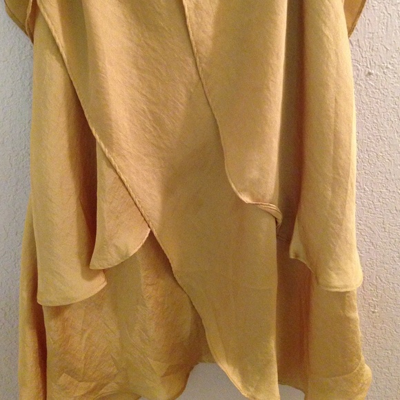 Scalloped mustard top - Picture 2 of 2