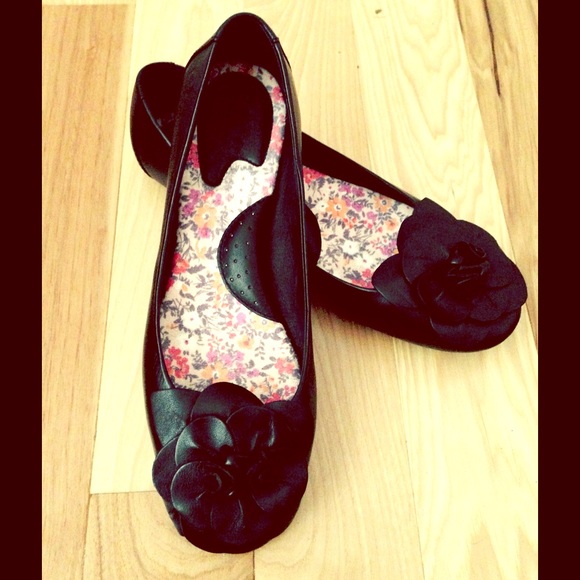 Born Black Flats