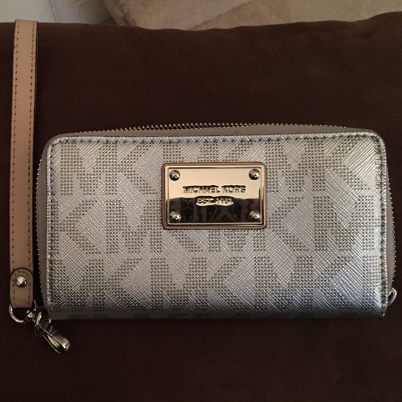 Michael Kors Clutches & Wallets - ❌❌Sold❌❌100% 🆕 Micheal Kors wristlet✔