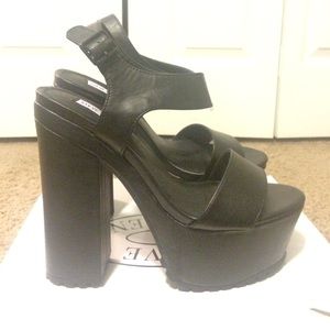 Size 10 Steve Madden heels! Only worn to try on!