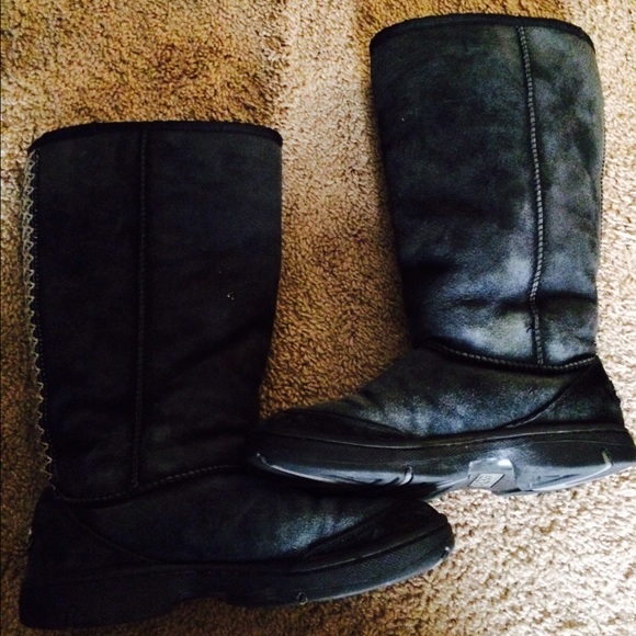 BLACK DISTRESSED UGGS