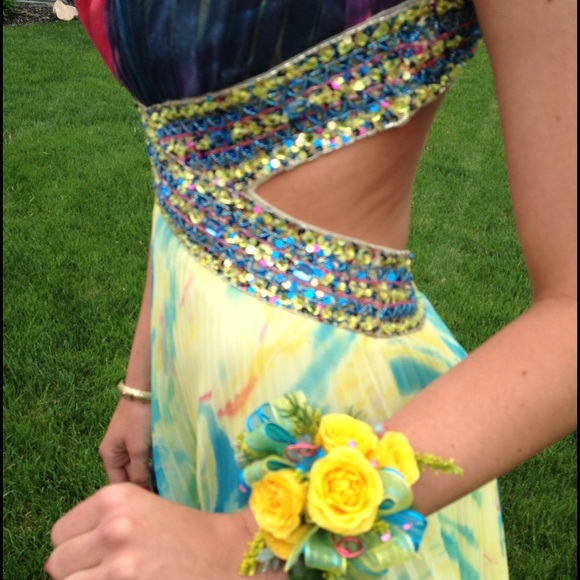 Prom dress - Picture 2 of 4