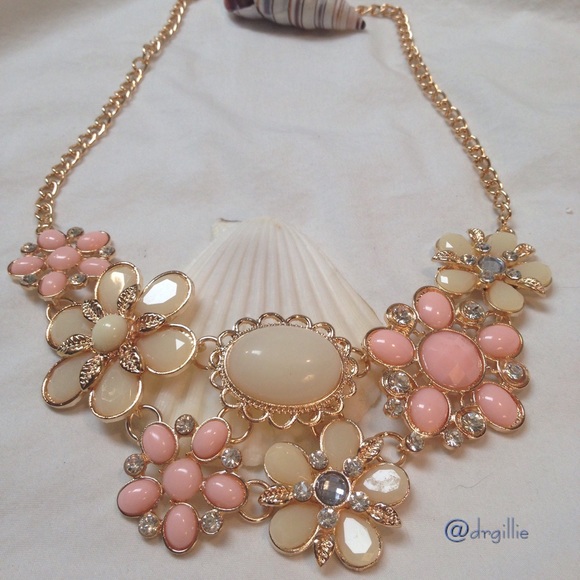 Jewelry - 💗Posh Statement Necklace 💗