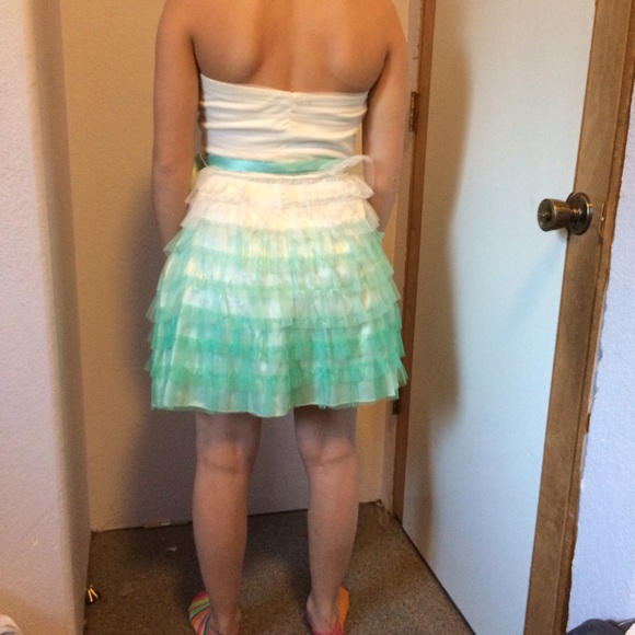 White to foam green ombré